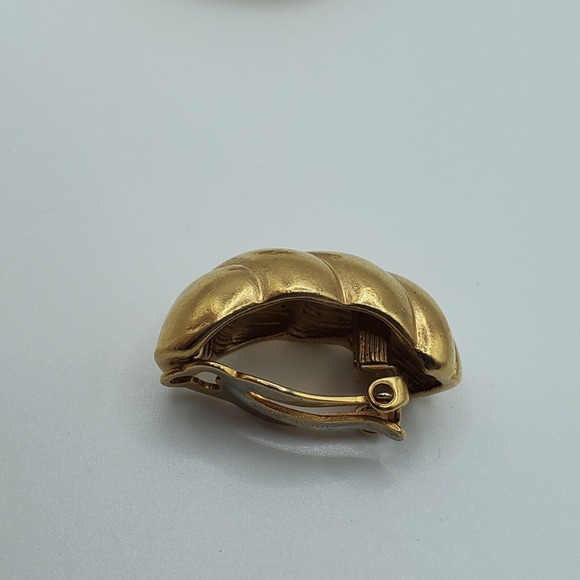 Vintage Vendome Clip On Earrings Gold Tone Shells Fashion Jewelry - Picture 3 of 8